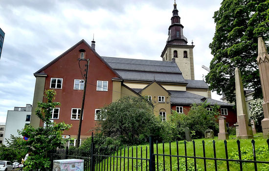 100-ÅRING: Margaretakyrkan ligger på Hammersborg i Oslo sentrum med regjeringskvartalet som nærmeste nabo. Foto: Arne Sæteren.