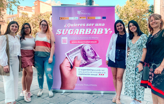 PIONERER: Spanske Diaconia tror det er første gang det gjennomføres en felleskristen kampanje for å advare mot sugar dating. Her er noen av aksjonistene med en av plakatene fra kampanjen. Foto: Diaconia.