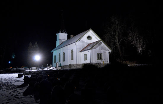 STØTTE: Kirkerådet bevilger for første gang penger til å installere led-lys rundt norske kirker, som her ved Nordby kirke i Ås. Foto: Stein Gudvangen, KPK.