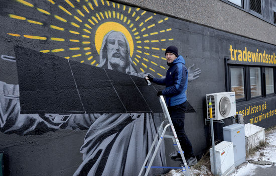 VEGGMALERI: – Vi måtte få gjort noe med fasaden, og jeg tenkte det kunne være en god løsning å male Jesus, siden vi er en haug med kristne her, sier grafittikunstneren Terje Andersen. Foto: Marius Loland.