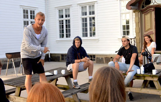 PAUSE: Generalsekretær Karl-Johan Kjøde (til venstre) i Laget skal være aktiv pappa og student det neste halvåret. Foto: Stein Gudvangen, KPK.
