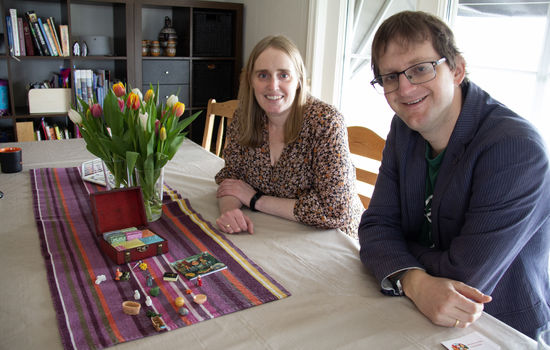 PÅSKEBOKS: Anette og Rasmus Rimestad har laget en påskeboks for å dele påskefortellingen med barna på en engasjerende måte. FOTO: Ingunn Marie Ruud, KPK