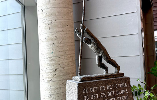 MONUMENT: Per Sivle-monumentet på Voss har de siste linjene fra diktet om Tord Foleson på sokkelen. Foto: Tor Halvorsen, Voss herad.