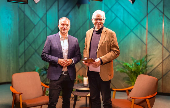GÅR SAMMEN: Bjarte Ystebø (til venstre) og Johnn R. Hardang skal samarbeide om daglige nyhetssendinger på Bedehuskanalen. Foto: Geir Jensen.