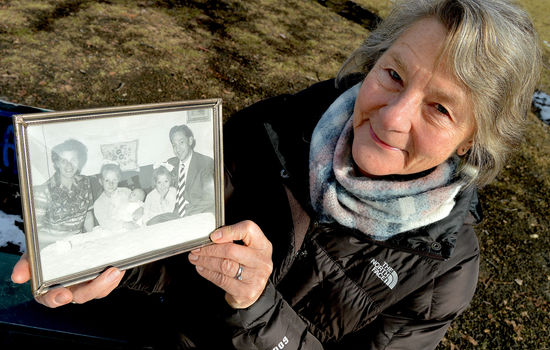 MINNE: Elisabeth med familiebildet, det siste der faren er med. Foto: Stein Gudvangen, KPK.