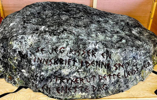 STEIN: På den ene siden av «Norges grunnstein» står følgende bibeltekst: «Se jeg risser en innskrift på denne stein. Jeg stryker ut dette lands skyld på en eneste dag». Foto: Martha Kristensen.