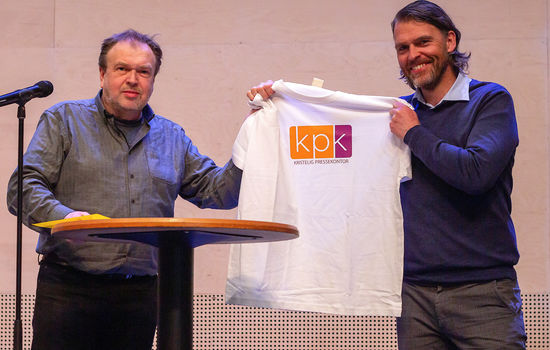 NY MEDSPILLER: KPK-redaktør Stein Gudvangen (til venstre) kunne torsdag ønske Hovedorganisasjonen KA og kommunikasjonsdirektør Trygve Jordheim velkommen med på laget. Foto: Kjersti McElwee, KPK.