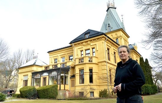SLUTT: Iko-direktør Heidi Jannicke Andersen forlater Ringnesslottet i Colletts gate 43 med et visst vemod, men ser samtidig framover til pardansen med Bibelselskapet. Foto: Stein Gudvangen, KPK.