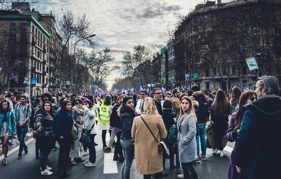 FORANDRING: Færre ateister og klart økende bibelsalg får noen til å snakke om et kulturskifte blant yngre mennesker i Storbritannia. Foto: Antonio Cansino/Pixabay.