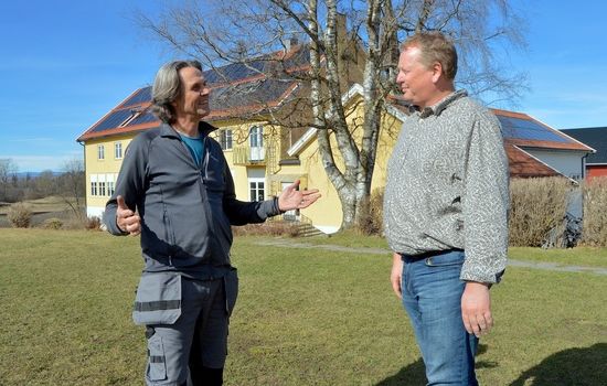 PLANER: Dag Jax (til venstre) og Hans Kristian Sandtorp samarbeider i kontakten med myndighetene for å få godkjent den store utbyggingen på Grimerud gård. Foto: Stein Gudvangen, KPK.