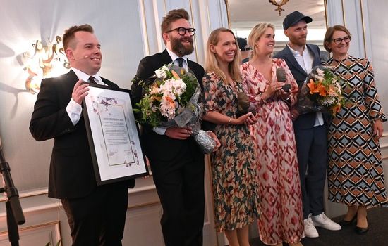 UTDELINGEN: Generalsekretær i Menneskeverd, Morten Dahle Stærk (til venstre) med Livsvern-diplomet, videre på bildet prisvinnerne Stefan og Jorunn Heggelund, Martine og Bjørn Einar Romøren og utdeler Tone Trøen. Foto: Boe Johannes Hermansen, KPK.