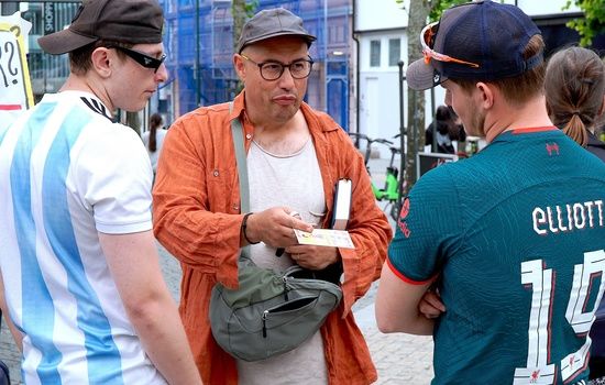PÅ GATA: Traktater er ett av hjelpemidlene når Santiago Valdez er i aksjon som gateevangelist, som her i helgen. Foto: Hartvig Kloster, OAC.