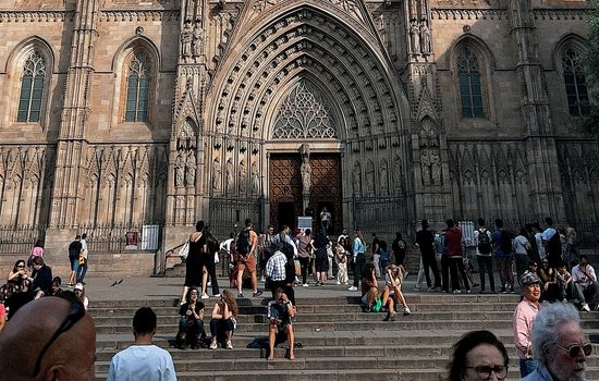SEKULÆRE: De fleste spanjoler, selv katolikkene, går aldri i kirken. Det ønsker evangeliske kristne i landet å gjøre noe med. Foto: Mauro Lima/Unsplash.