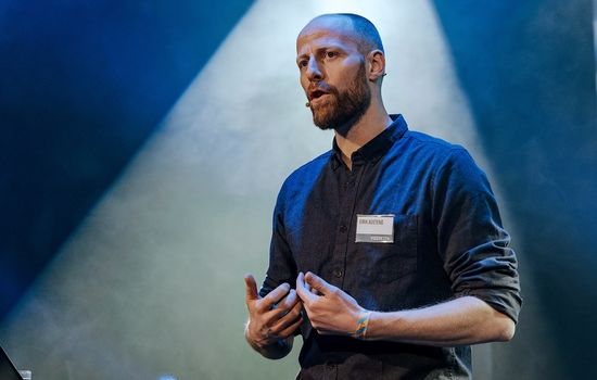 NY PODCAST: – Mange samtaler om seksualitet stopper i teologiske debatter uten å bli relevante for livet i menigheten, sier pastor Eirik Austeng. Det vil han bidra til å bøte på. Foto: Benjamin Høyland.