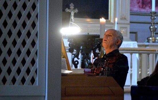 VED ORGELET: Ulf Nilsen er organist og blind og innledet konserten som hyllet en annen blind organist, Louis Braille. Foto: Stein Gudvangen, KPK.