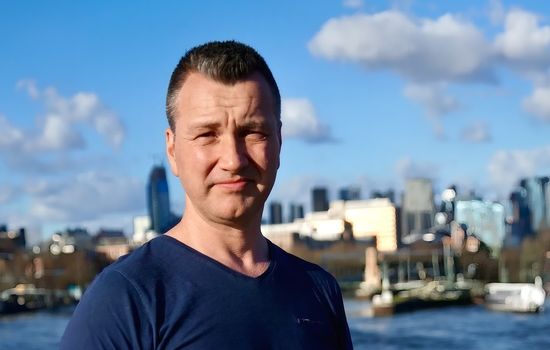 VEKST: – De siste tre-fire åra har alt endret seg. De unge er åpne for evangeliet og stiller spørsmål om tro og om Bibelen, sier den norske misjonæren Arvid Aasen som leder organisasjonen Jesus2Europe like utenfor Paris. Foto: Jesus People.