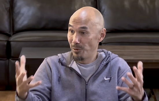 BEKLAGER: Predikanten Francis Chan ber om tilgivelse for at han tidligere har anbefalt ledere som Mike Bickle. – Det har bidratt til hjertesorg i kristne miljøer, skriver han. Foto: Skjermdump fra Youtube.