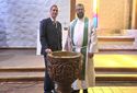 INNVIET: Asle Toje (til venstre) og sokneprest Sakarias Ingolfsson i Messiaskirken søndag formiddag etter at den nye døpefonten var presentert for menigheten. Foto: Privat.
