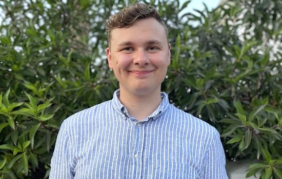 NYANSATT: Daniel Tonheim (25) overtar ikke bare én, men to prestestillinger i Det evangelisk-lutherske kirkesamfunn i februar. Foto: DELK.