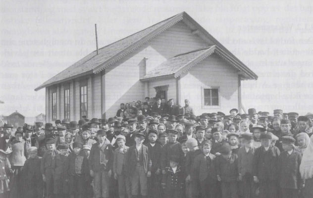 Andenes Baptistmenighet, gamle baptistkirken og deltakere på distriktsstevnet i 1899. KIrken ble solgt ca 1968 og er i dag blikkenslagerverksted