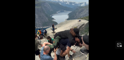 Hjelper rullestolbruker til Trolltunga