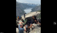 Hjelper rullestolbruker til Trolltunga