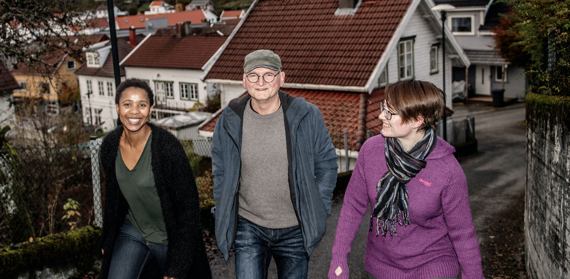 Innflyttarane Bonolo Ramphomane-Aandahl, Ernst Berge Drange og Anette Opheim skaper møteplasser på Sand i Ryfylke.