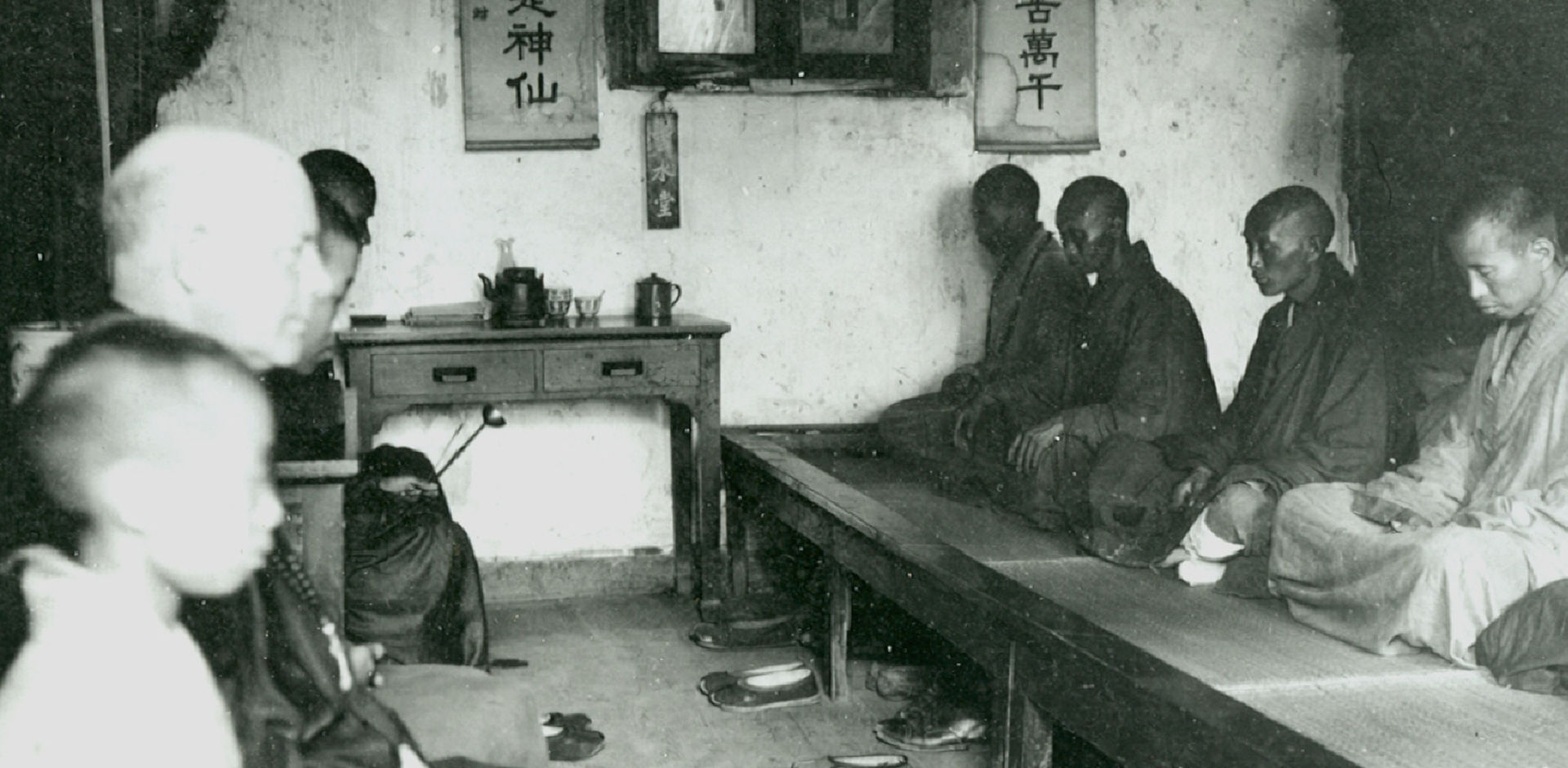 Karl Ludvig Reichelt sammen med buddhistiske munker i Pilgrims' hall i Nanjing på 1920-tallet.