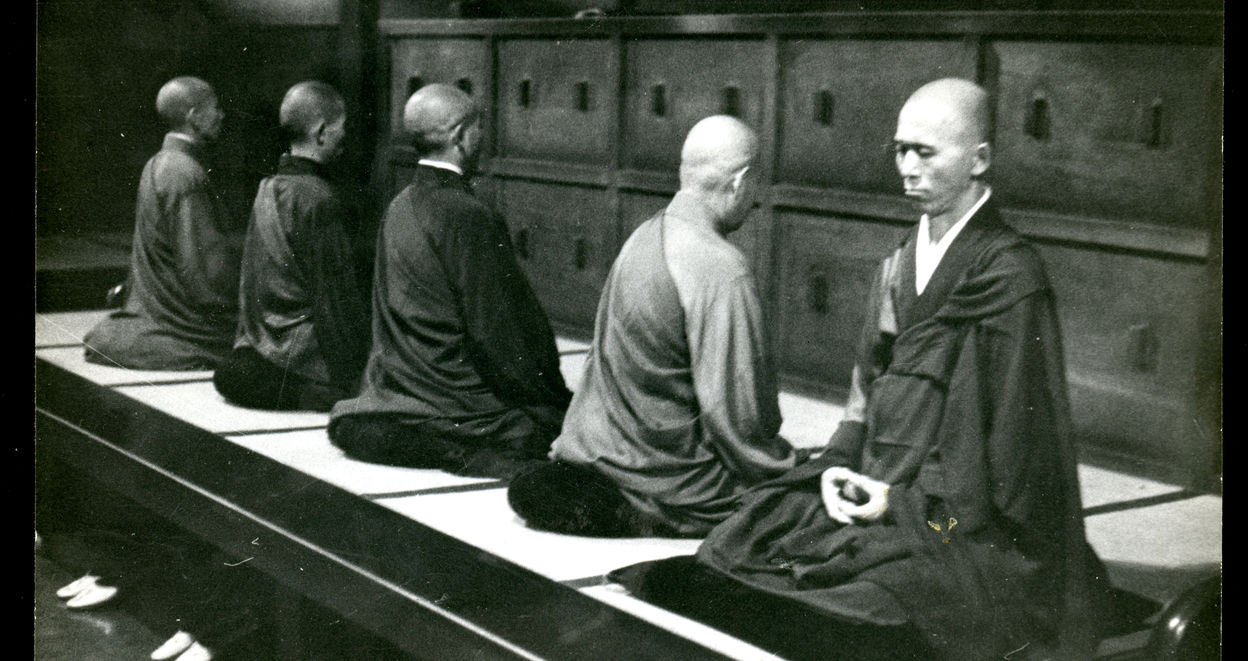 Fra et buddhistisk kloster (zen) i Japan – munker i meditasjon.