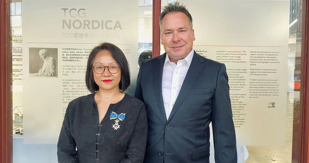 Leder ved TCG Nordica, Helen Wu, og Ola Johansson, kulturråd ved den svenske ambassaden.