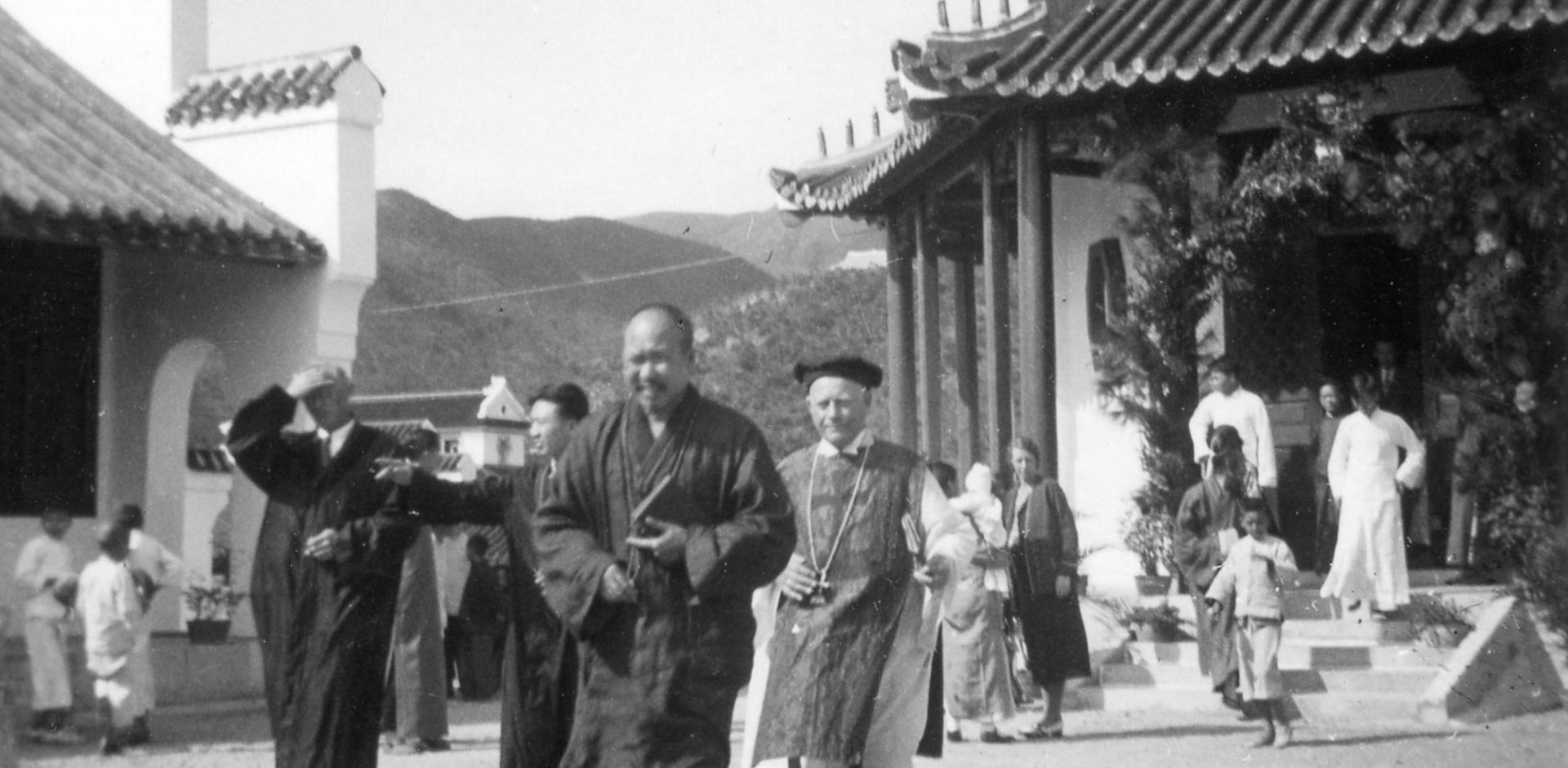 Karl Ludvig Reichelt (med hodeplagg og smykke) etter dåp på Tao Fong Shan i Hongkong jula 1934.