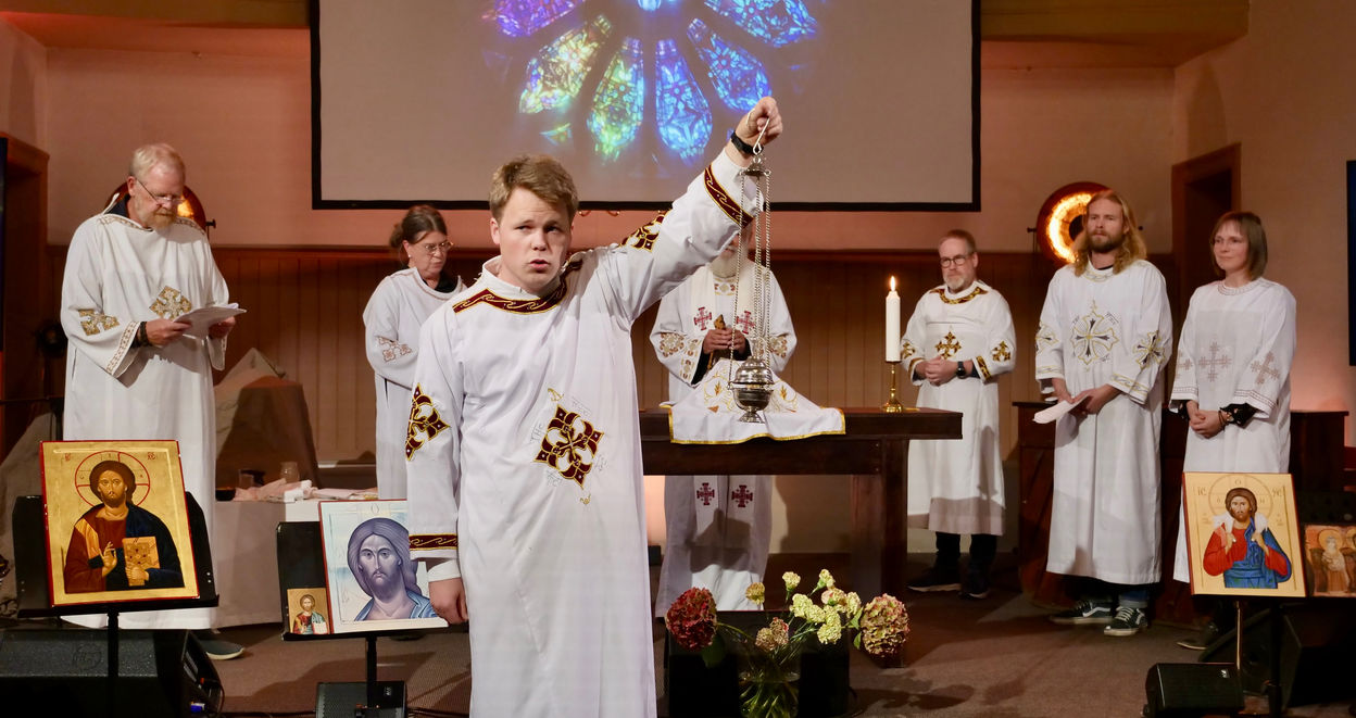 Røkelse er en viktig del av liturgien. William Grosås bærer røkelsen fram for menigheten.