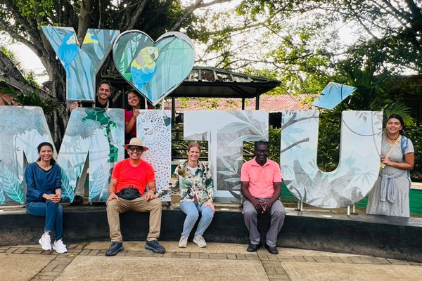 Tjene utenfor kirkens vegger