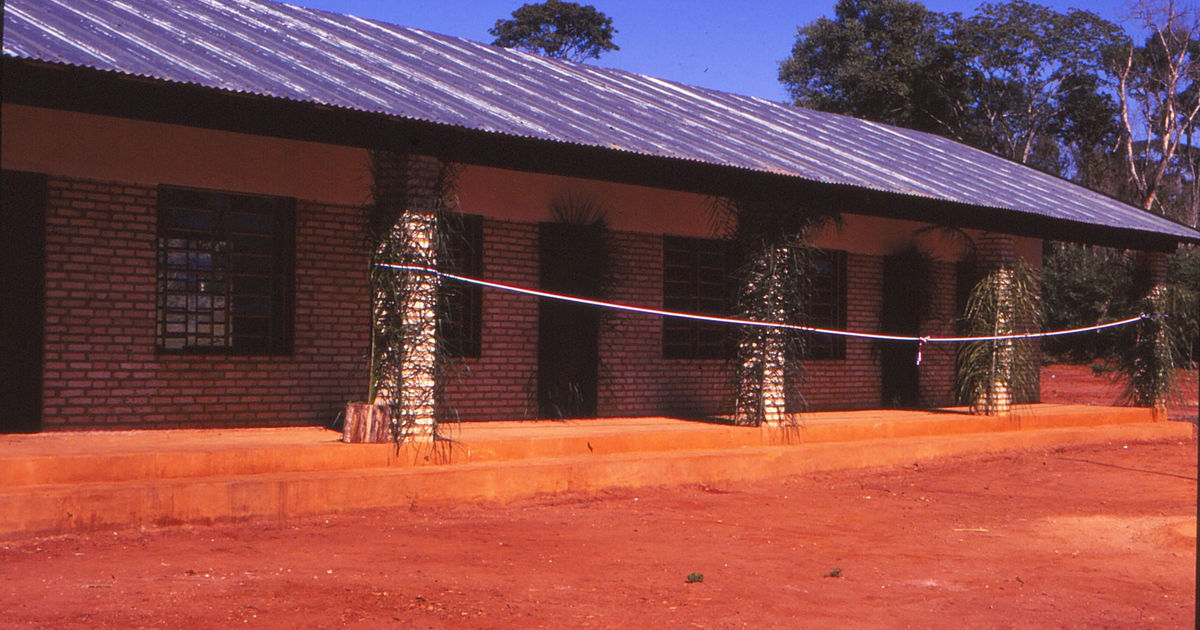 Grunnskole Kaáguý Yvaté. Dette er en koloni av Mbya stammen. Den ligger 20 km øst for Tekoha Pora.  Her ble det i 1998 bygget en grunnskole.. Denne kolonien ligger i fylket Alto Parana.