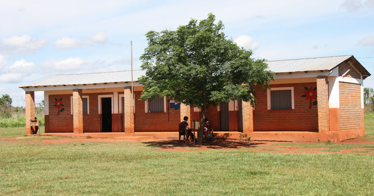 Grunnskole Koé Potý. Koe Poty er en koloni av Mbya stammen. Den ligger 50 km nord for Tekoha Pora.  Her bygget vi bygget skole  i 1999. Det er en grunnskole og ungdomskole. Her ble det også i 2020 byget en kirke. Denne kolonien ligger i fylket Caaguazu