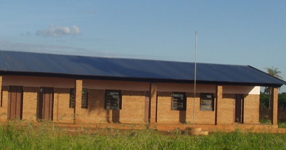 Skolen i Romero Kué. Romero Kue ligger ca. 40 km sør for  Tekoha Pora.   Her finnes førskole, grunnskole, og ungdomskole.    Ved siden av denne kolonien ligger en annen koloni Pindo´i. Begge disse koloniene tilhører Mby´a stammen, og har tidligere vært lukket, og ikke så lett å komme innpå på. Vi arbeidet konstant med å få bygge skole i to år, før vi fikk tillatelse av  medisinmennene, og det første skolebygget  ble bygget i 1998. Romero Kue og Pindo´i ligger begge i fylket Caaguazu.
