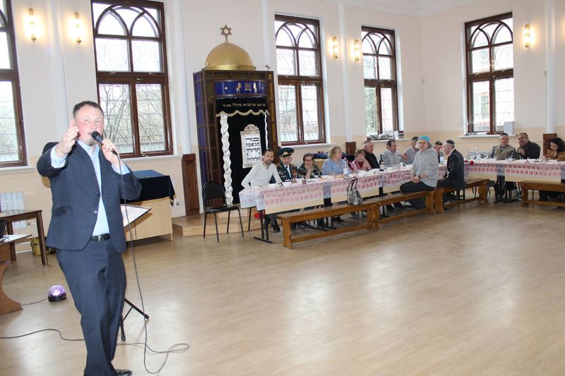 Пастор Андрей Гусев исполнил фронтовые песни в Костромской синагоге и на городском фестивале