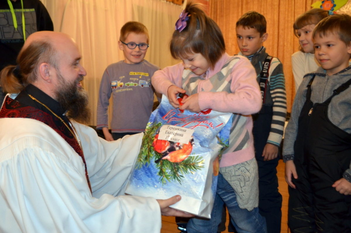 Рождественские подарки на сумму более полумиллиона рублей вручили прихожане церкви «Слово Жизни» г. Калуга детям-сиротам