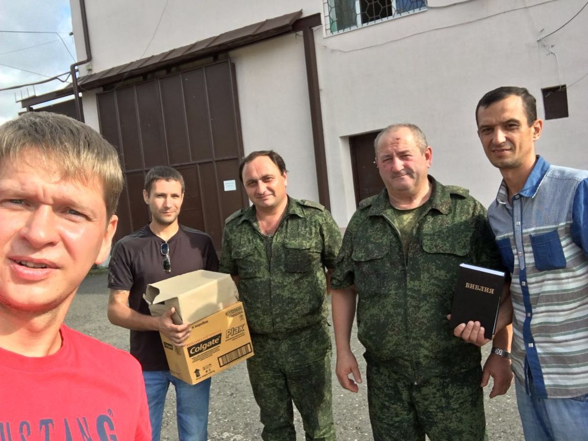 Российские миссионеры привезли гуманитарную помощь и Библии заключенным в Абхазии