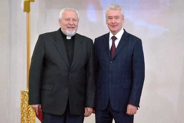 Сергей Собянин вручил епископу Сергею Ряховскому Орден Дружбы