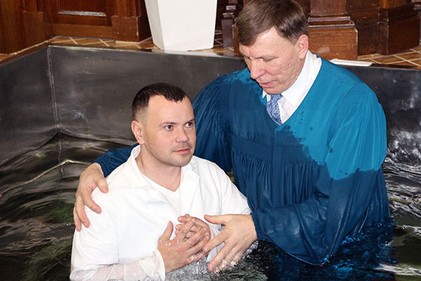 Фоторепортаж о крещении в Московской  центральной церкви ЕХБ в день Крещения Господня