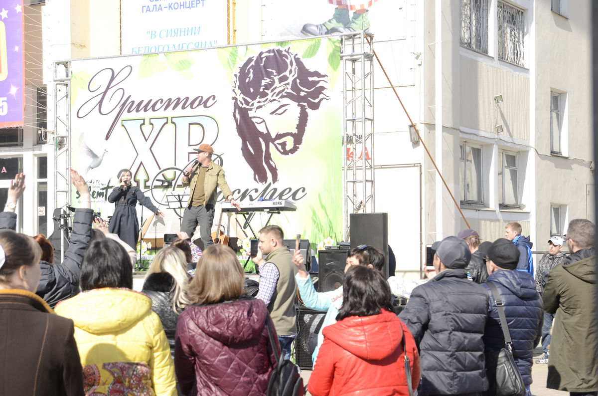 Жителей Иркутска поздравили с Пасхой на одной из площадей города