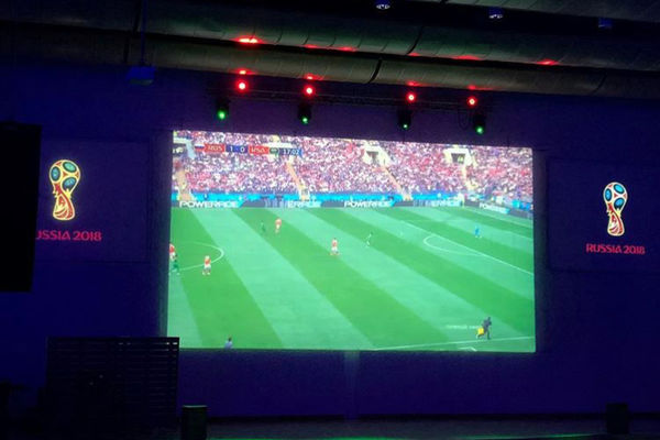 В здании московской церкви «Слово жизни» проходят прямые трансляции Чемпионата мира по футболу