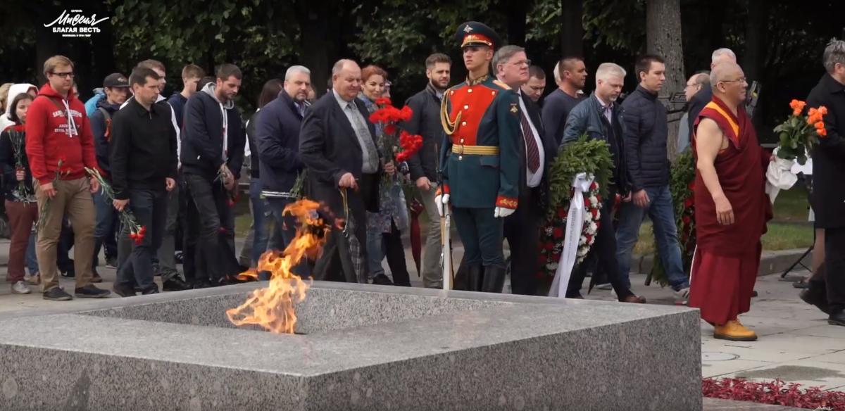 22 июня в Петербурге верующие возложили цветы на Пискаревском кладбище