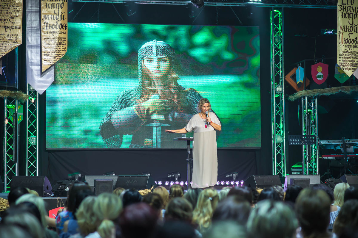  Женская конференция в Тольятти объединила несколько сот женщин 