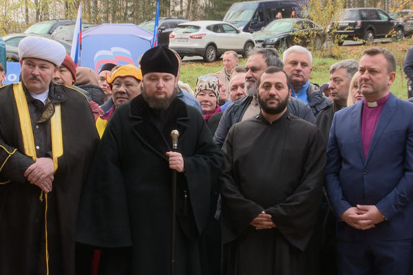 Священнослужители вместе с врио губернатора Санкт-Петербурга посадили деревья в межконфессиональной роще