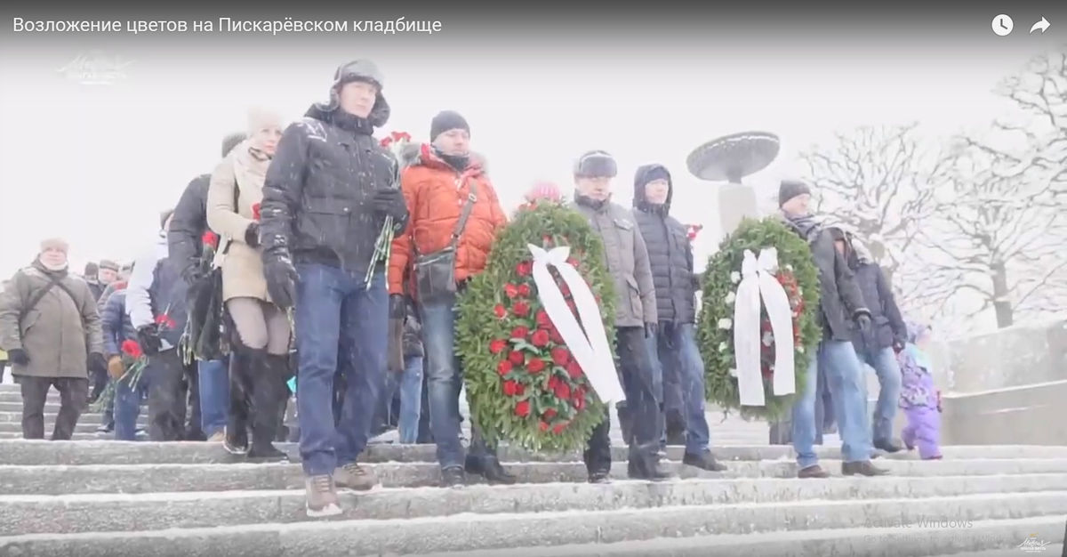 Христиане возложили цветы на Пискаревском кладбище и помолились о мире
