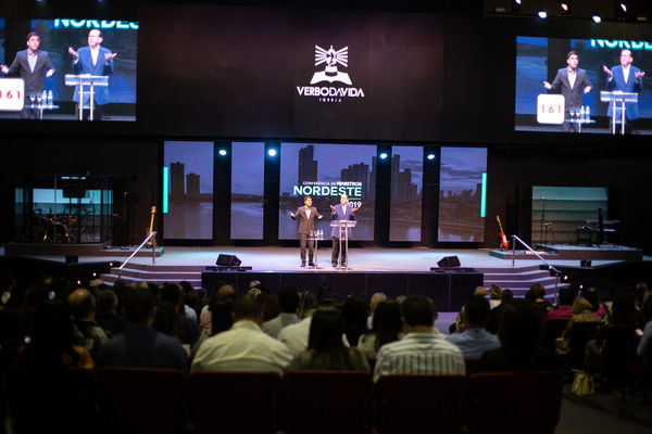 Пастор Рик Реннер проповедовал на лидерской конференции в Бразилии