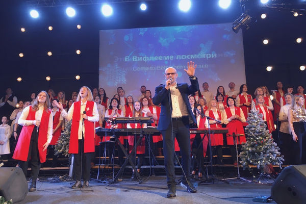 Команда прославления новосибирской церкви «Краеугольный камень» представила новые песни на Рождество