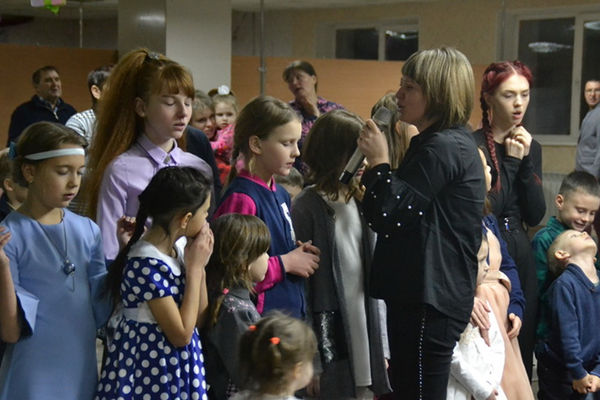 В Белогорске на Рождество детям показали спектакль «Странные башмачки»